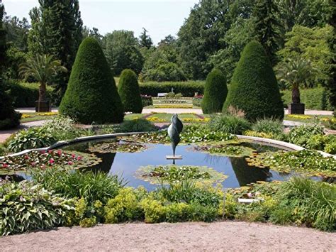 Whilst it's not kew gardens, it's still well worth a visit, and is free as far as i remember. Botanischer Garten - Berlin.de