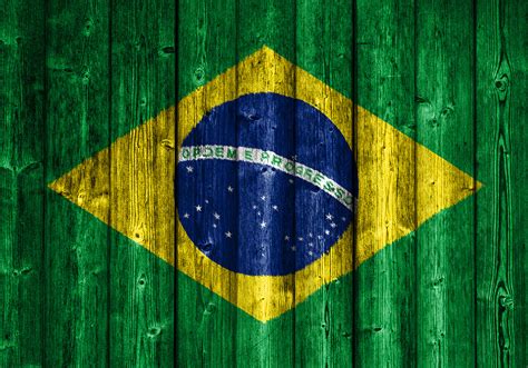En lille video omkring brasilien. Die Flagge von Brasilien auf Holz | Wagrati