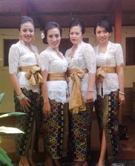 Balinese Women In Kebaya Renda Kebaya Kebaya Gaun Batik