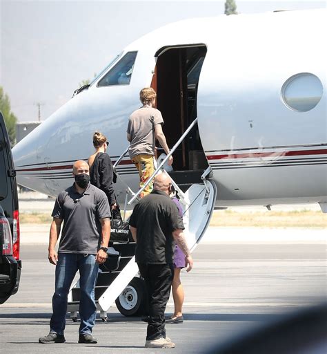 Hailey Bieber And Justin Bieber Boarding A Private Jet In La 08282020 • Celebmafia