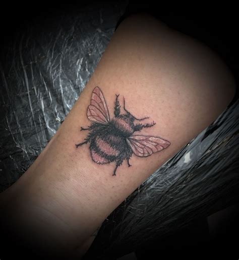 Cute Realistic Bumble Bee Tattoo 🖤🌿🌙 Bumble Bee Tattoo Bee Tattoo