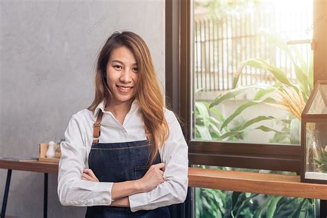 Protrait Barista Wanita Muda Asia Mengalu Alukan Pelanggannya Ke Kedai