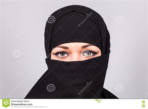 Junge Frau Tragendes Niqab Auf Hintergrund Stockbild Bild Von Person Arabisch 80565545