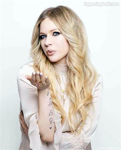 Avril Lavigne Nude The Fappening Photo 1367676 FappeningBook