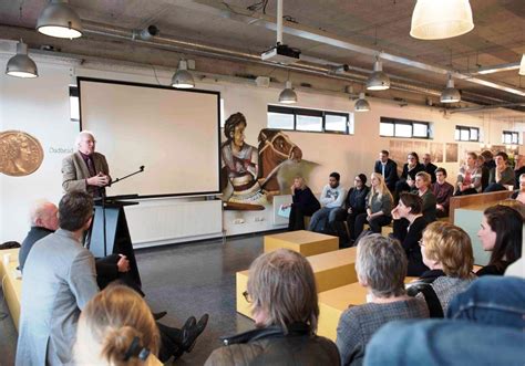 This command sets the integer and autoexport attributes for tmout: KSH opent geschiedenisplein | Stichting IRIS