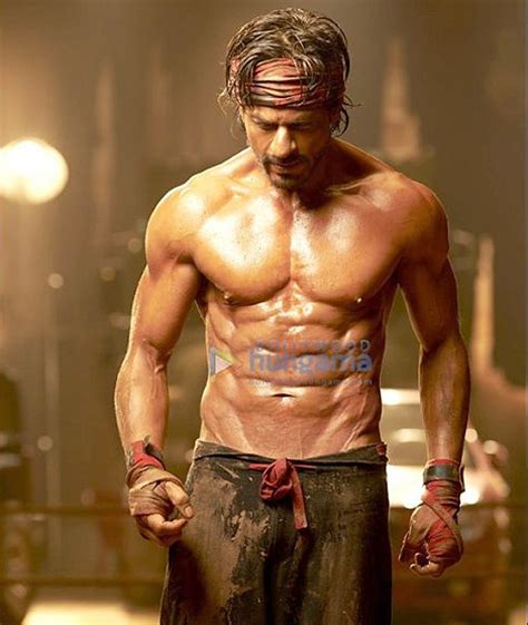 Shah Rukh Khan Flaunts 8 Pack Abs For Happy New Year