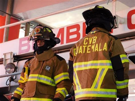 Dotan A Bomberos Voluntarios Con Equipo De Protección Contra Incendios