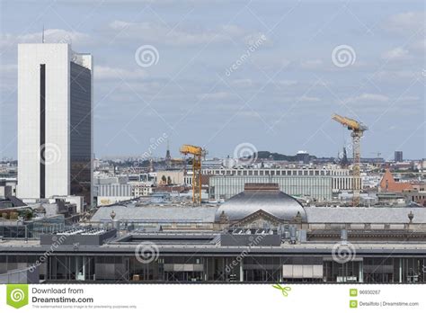 Bundesallee 112, 12161 berlin, friedenau. IHZ-Haus Und Dächer Mit Baustelle In Berlin Stockbild ...