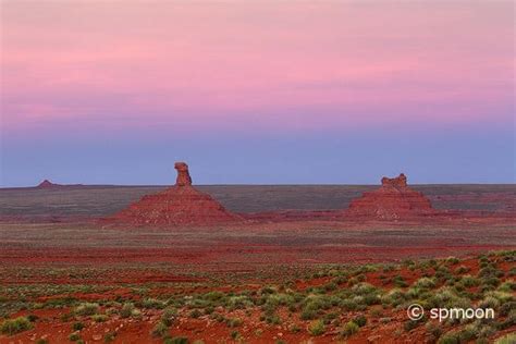 The valley of the gods is a scenic sandstone valley near mexican hat in san juan county, southeastern utah, united states. Valley of the Gods バレーオブザゴッズ - 神々の谷で美しい夕日を撮影 | Desert Moon