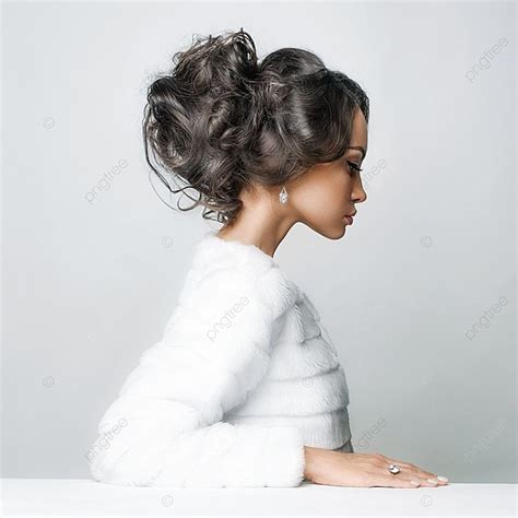 استوديو الأزياء صورة لسيدة جميلة مع تصفيفة الشعر الأنيقة في معطف الفرو الأبيض الشتاء الجمال في