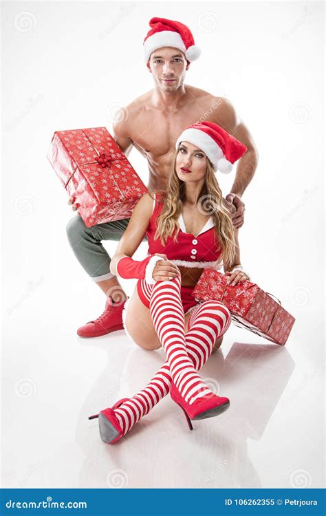 mooi sexy paar in de kleren van de kerstman stock afbeelding afbeelding bestaande uit kostuum