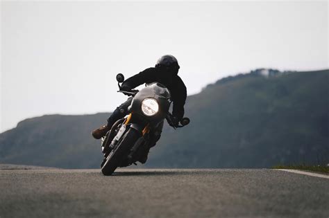 A Few Easy Tips For Safe Motorcycle Cornering