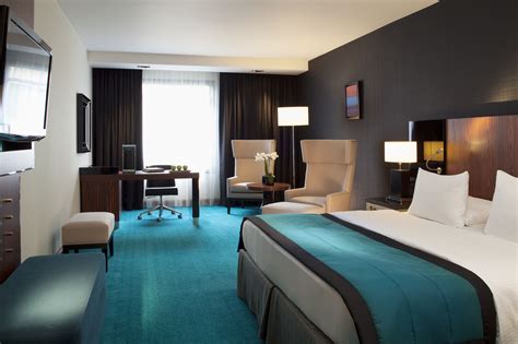 Modern and very clean 40 room hotel with lift 5 mins drive to Patong