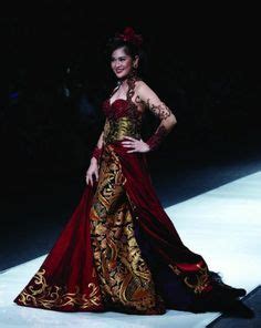 Anne avantie dikenal sebagai salah satu desainer indonesia yang membuat beragam rancangan kebaya nan anggun. JFW 2013: Warna-Warni Kebaya Anne Avantie (Dengan gambar) | Glamour, Gaun panjang