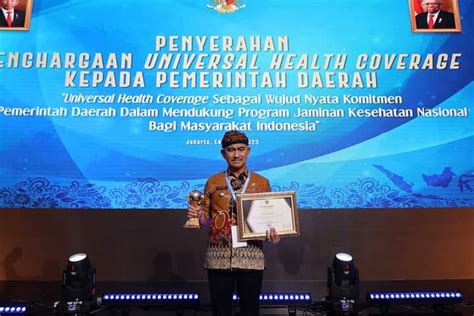 Walikota Tarakan Terima Penghargaan Uhc Awards Sentral News