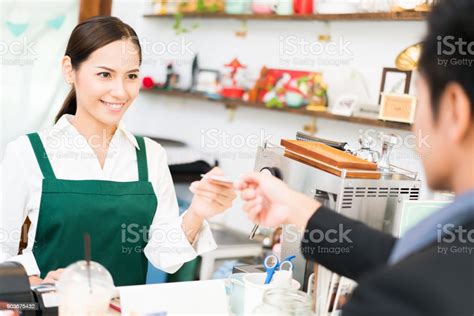 barista Är att göra kaffe på sin restaurang och Äger ett kafé som hon Är att svepa kreditkort