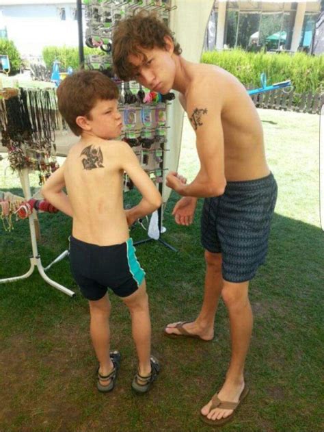 Twins harry and sam in 2012 tom holland finally made his debut on a big screen in «the impossible» by juan antonio. Tom Holland | Wiki | Homem-Aranha Brasil™ Amino
