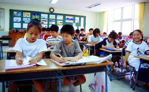 Bahkan, kurikulum di sekolah korea pun mewajibkan muridnya belajar bahasa indonesia, lho! Sistem Pendidikan di Korea Selatan