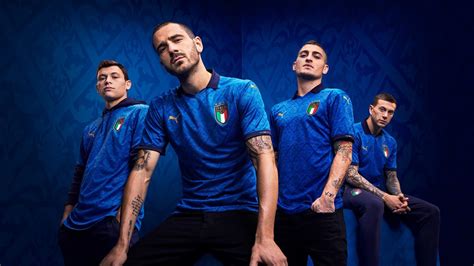 Italové nastoupili do závěrečného zápasu skupinové fáze evropského fotbalového šampionátu proti walesu v kombinované sestavě, žádný skvělý fotbal nepředvedli, přesto zvítězili 1:0. Novas camisas da Seleção da Itália 2020-2021 PUMA ...