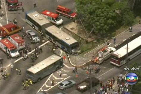 G Edição São Paulo NOTÍCIAS Acidente entre ônibus e carro deixa feridos na Zona Sul de SP
