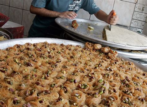 Ordered the falafel appetizers ad i othe smaaadich. Scenes from Iraq | Food, Street food, Sweet bakery