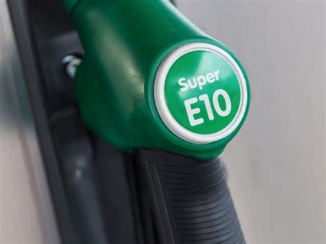 E10 petrol contains up to 10% renewable ethanol, which will help to reduce carbon dioxide (co2) e10 petrol is already widely used around the world, including across europe, the us and australia. E10: alles wat je moet weten over deze benzine - AutoRAI.nl