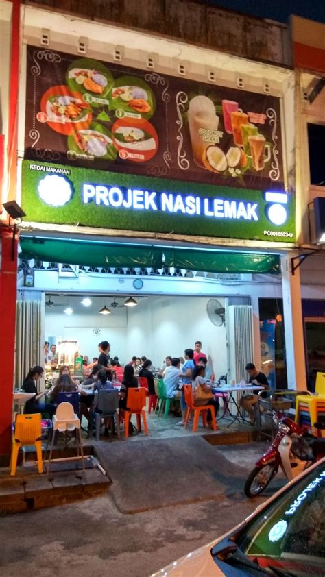 This is the best and most authentic a nasi lemak will not be authentic without the leaves and coconut milk. It's About Food!!: Projek Nasi Lemak @ Jalan Dato' Keramat