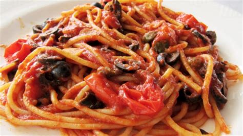 "Spaghetti alla puttanesca", perchè si chiamano così: storia e ricetta