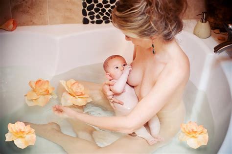 Breastfeeding Nude Rajce Idnes Mother Breastfeeding Nudist