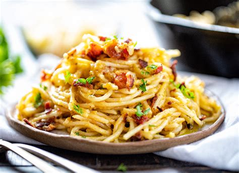 Spaghetti noodles coated in a cheesy sauce and topped with bacon ...