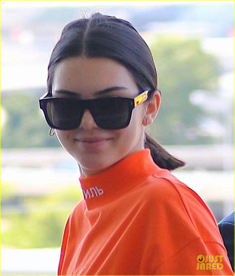 Photo Kendall Jenner Wears All Orange For Her Flight Out Of New York