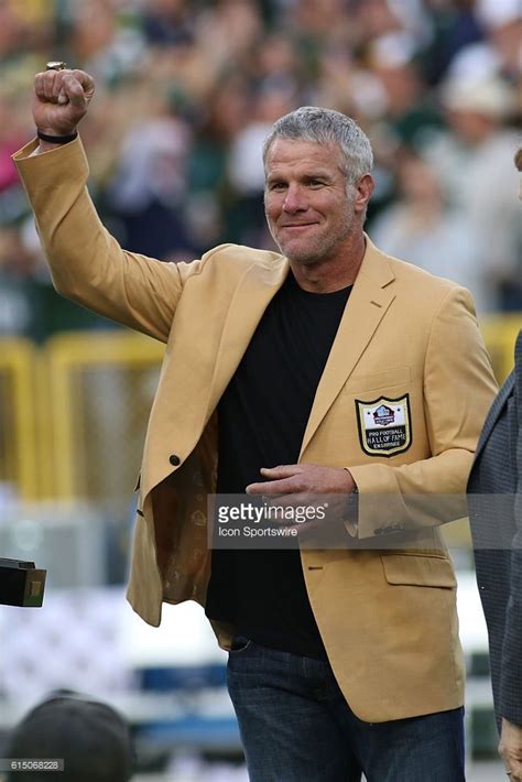 Brett Favre Shows Off His Hall Of Fame Ring At Halftime Of The Dallas