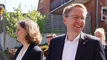 Schleswig-Holstein: Daniel Günther und Ehefrau wählen im Zwillings-Look ...