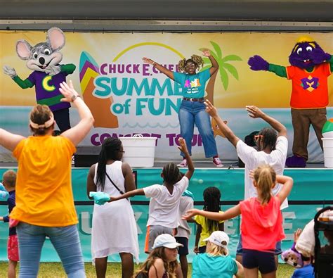 Chuck E Cheese Hosts A Summer Of Fun Concert On The Santa Monica Pier