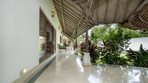 Dapat disewa dengan vila candi kecil 1 yang memiliki 3 kamar tersedia ruang yoga dan meditasi di lantai atas yang berhadapan dengan area sawah ruang keluarga dan ruang tengah vila candi kecil 2 memungkinkan anda dan rombongan. Villa Damai Kecil in Seminyak, Bali (3 bedrooms) - Best Price & Reviews!