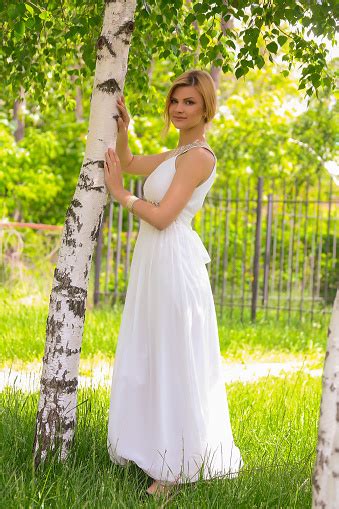 Gadis Alami Cantik Pirang Dengan Rambut Pirang Dalam Gaun Putih Di Alam Di Jalan Di Taman Dekat