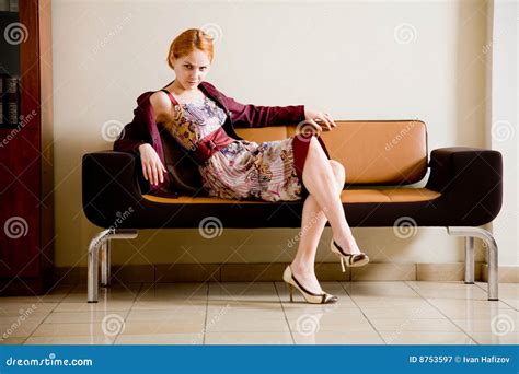 Frau Auf Dem Sofa Stockbild Bild Von Menschlich Neigung