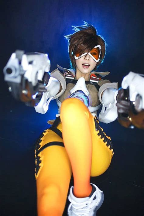 This ‘overwatch’ Tracer Cosplay Transcends The Butt Pose Ak S Stylist Tracer Cosplay