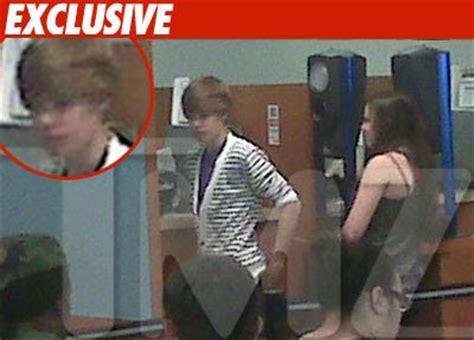 Justin Bieber Takes Out His Driver S License Justin Bieber Photo