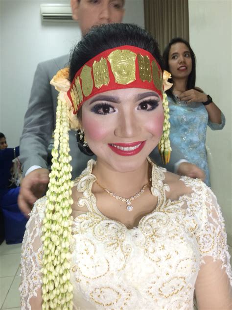 Model gaun kebaya pengantin kristen. Makeup pengantin Batak by lettazel makeup | Bridestory.com
