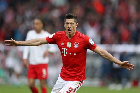 Score 41 in bundesliga and can't score against slovakia? Robert Lewandowski close to signing new contract at Bayern ...