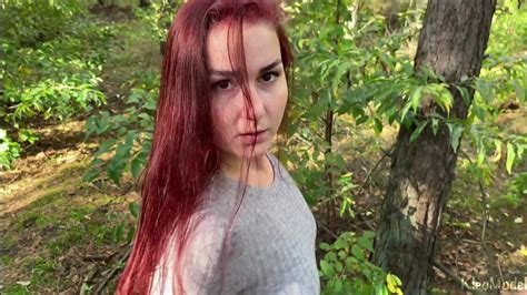 红发妻子在森林里吮吸鸡巴并吞咽。 Kleomodel Xhamster