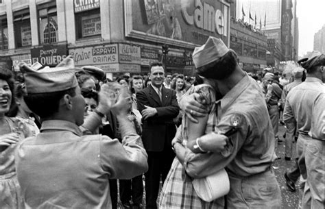 v j day kiss in times square go behind the lens of that famous photo