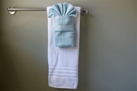 I had almost forgotten how clean and beautiful it can be. How to Hang Bathroom Towels Decoratively (with Pictures ...