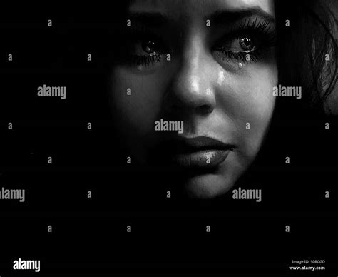 Blanco Y Negro Oscuro Retrato De Mujer Llorando Fotografía De Stock Alamy