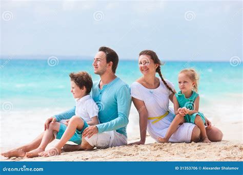 Familia En Vacaciones Tropicales De La Playa Foto De Archivo Imagen
