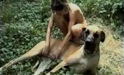 Sweet Outdoor Pet Sex Action With A Massive Doggy Zoo Tube 1