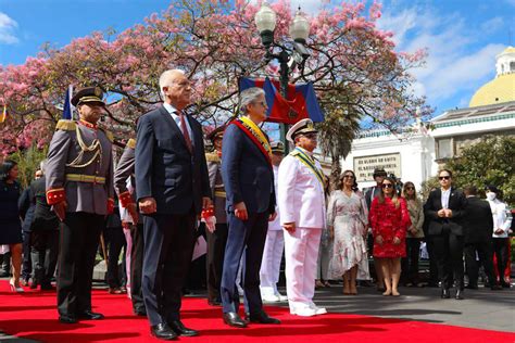 Presidente Guillermo Lasso Junto Al Ministro De Defensa Y Otras