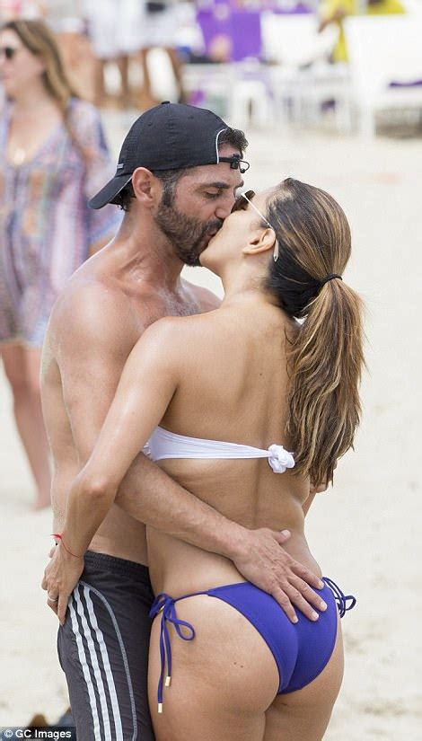 Eva Longoria Flaunts Her Figure In Bandeau Bikini In Ibiza Daily Mail