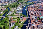 Luftaufnahme Lübeck - Holstentor in der Innenstadt des Altstadt ...